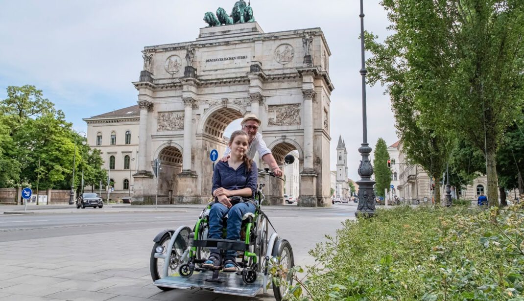 Fahrt mit der Rollstuhl-Rikscha durch München und den Englischen Garten