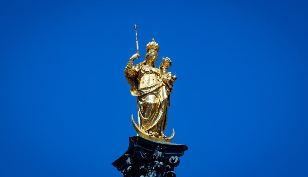 vergoldeten Marienstatue aus Bronze am Marienplatz