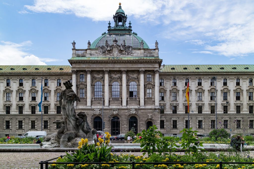 Justizpalast mit Neptunbrunnen