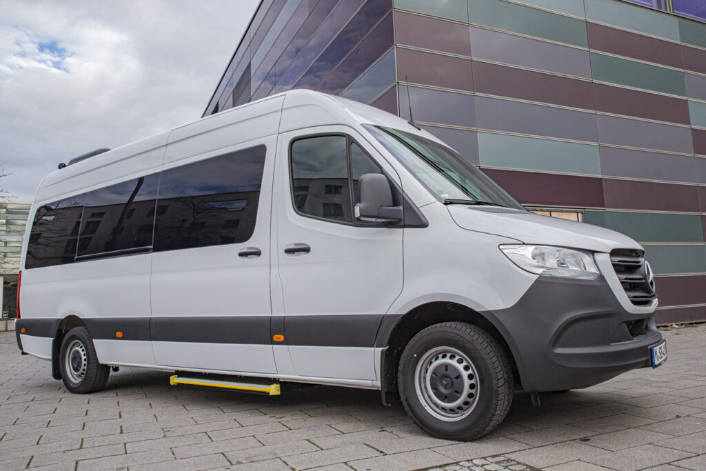 Mercedes Benz Sprinter mit zwei Rollstuhlplätzen