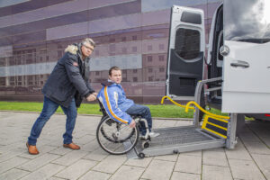 Mercedes Benz Sprinter mit Hublift am Heck für Rollstuhl