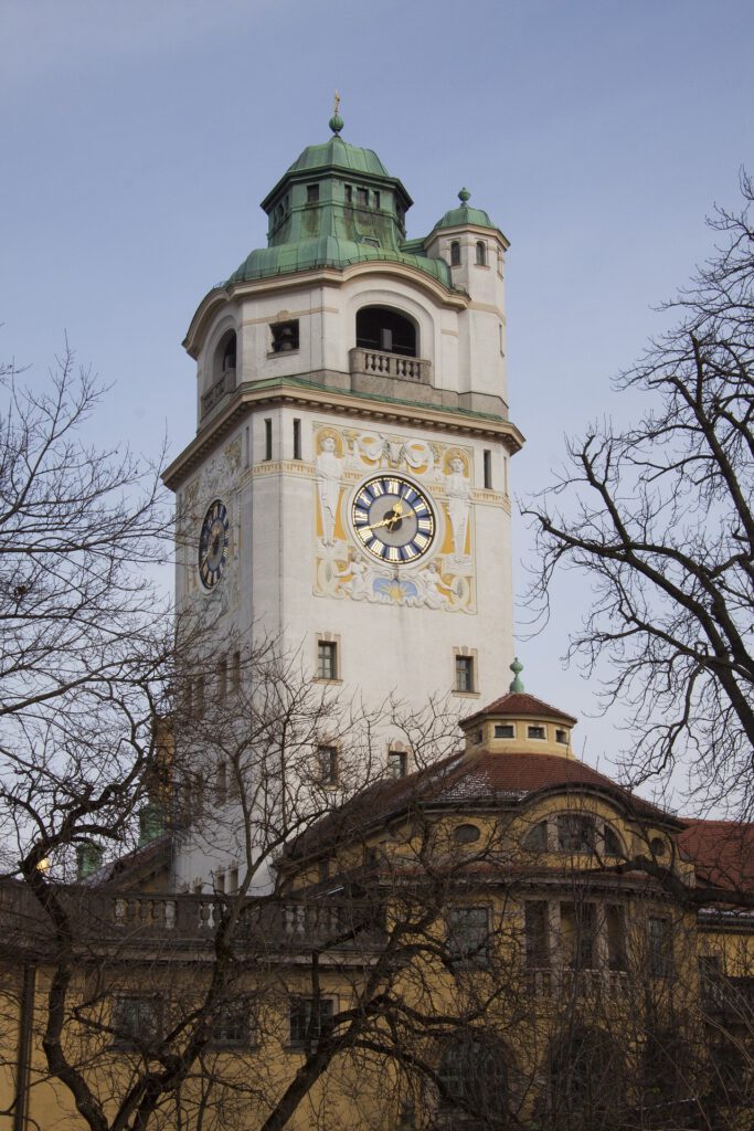 Müller'sches Volksbad mit Turmuhr