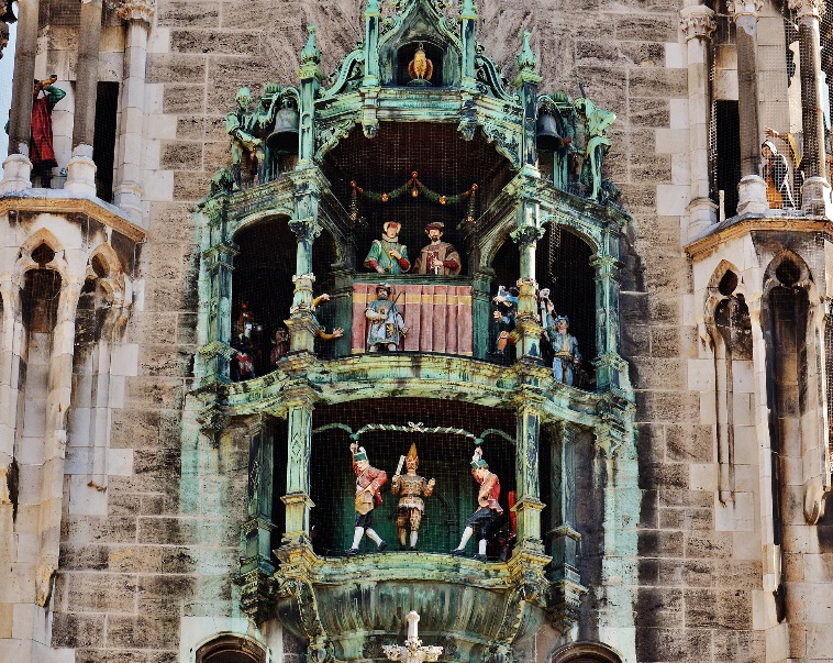 Rathaus und Glockenspiel
