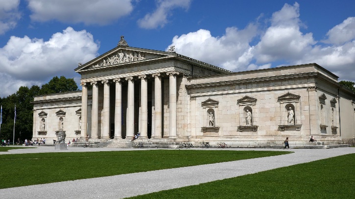 Klassizistisches Gebäude mit Säulen und Giebeldach