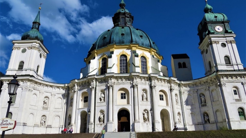 Kloster Ettal Basilika mit hoher runder Kuppel im Sonnenlicht