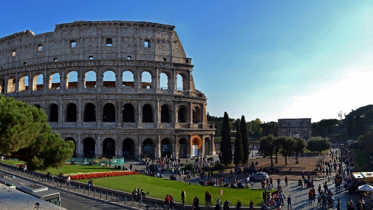 Monumentale römische Arena mit Rundbögen