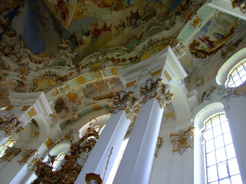 Weiße Innenpfeiler der barocken Wieskirche mit hohen Fenstern für viel Lichteinlass und fantastischen Deckenfresko