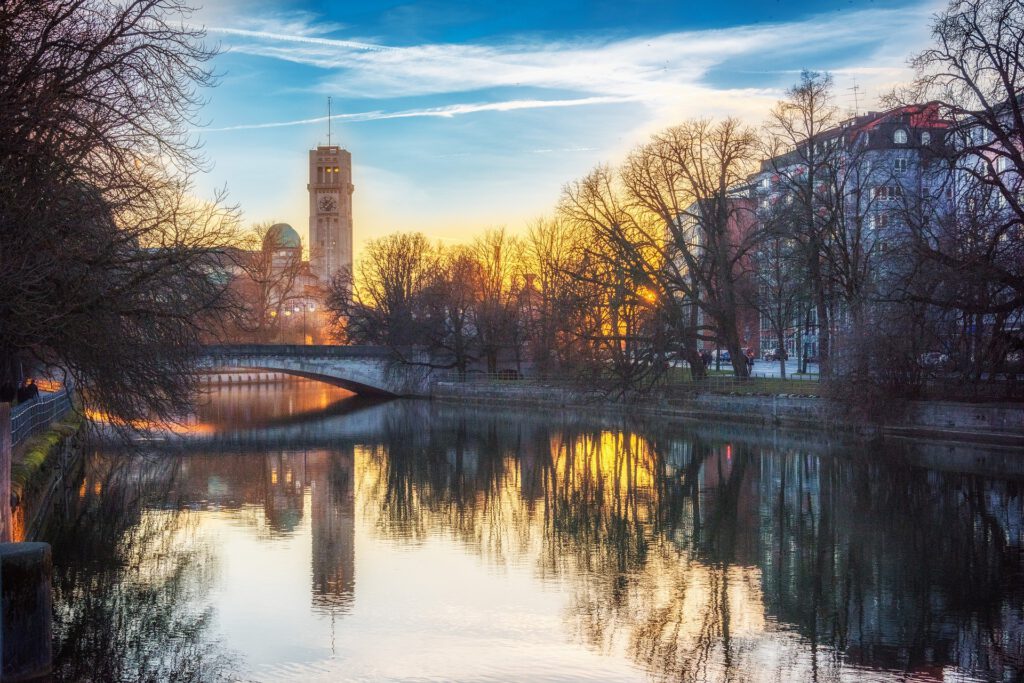 Deutsches Museum vor Ludwigsbrücke im Abendlicht
