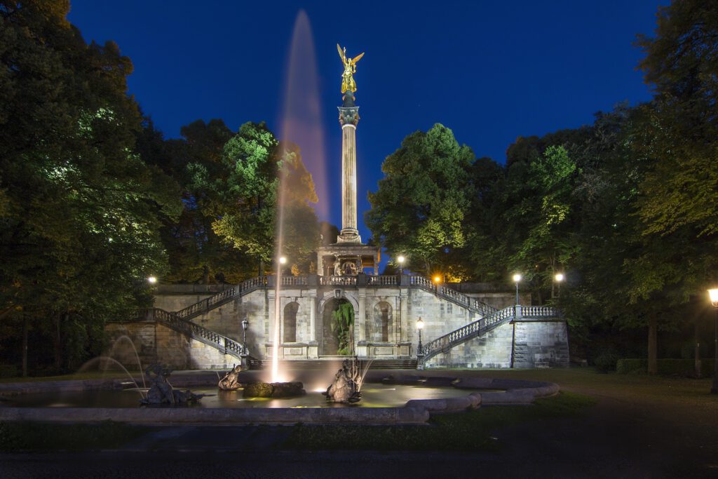 Friedensengel bei Nacht beleuchtet