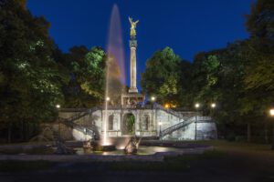 Friedensengel bei Nacht beleuchtet