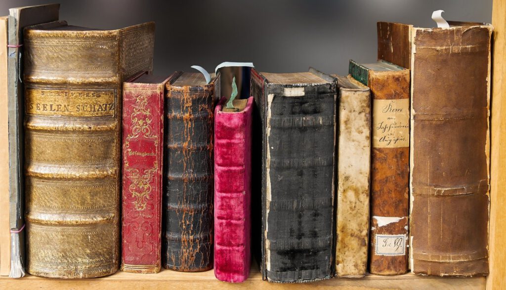 Geschichtliches in alten Büchern im Regal