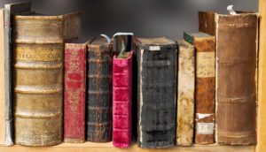 Geschichtliches in alten Büchern im Regal