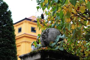Lenbachhaus mit Kugel auf Zaun