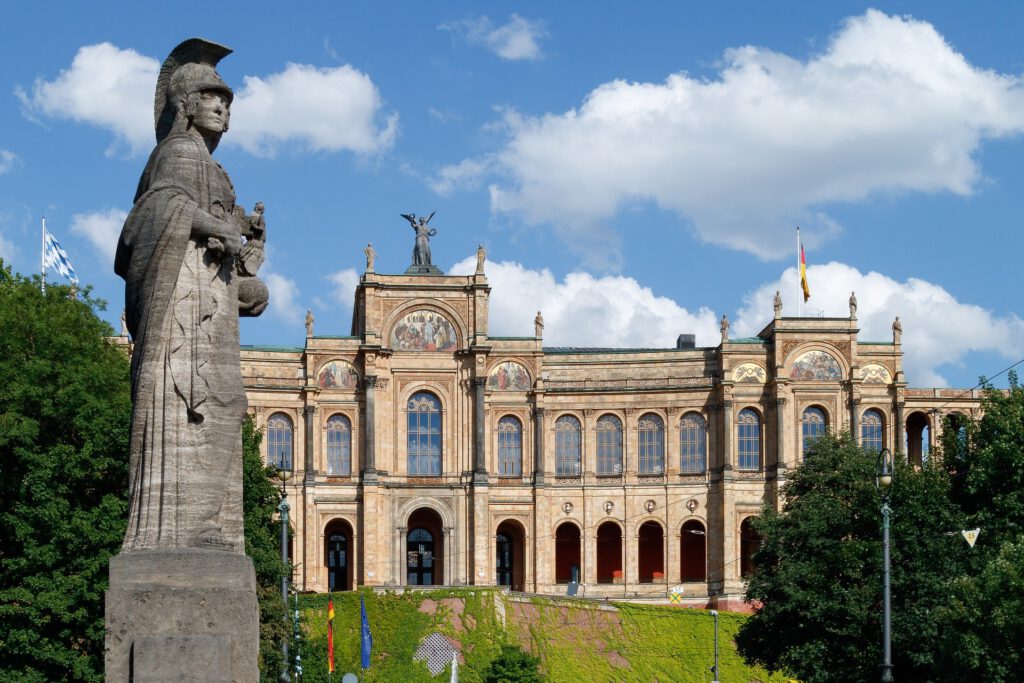 Maximilaneum mit Statue im Vordergrund