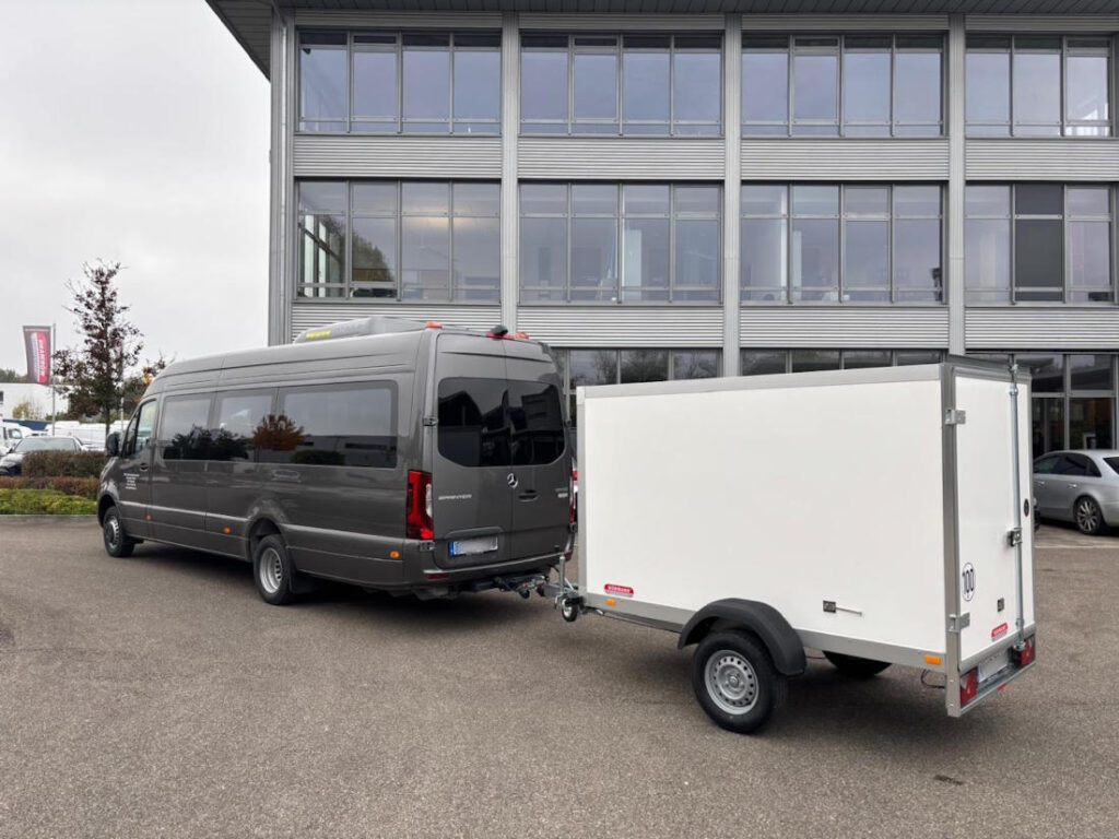 Minibus 21-Sitzer in München mit Gepäckanhänger