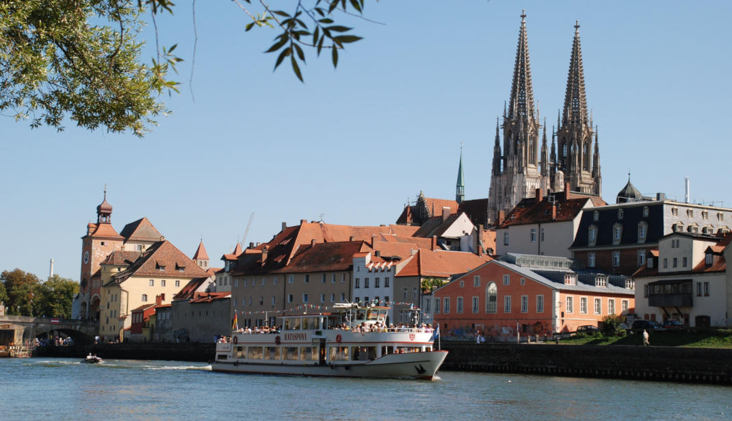 Stadtsilhouette mit Schiff (c) Andrea Prechtl