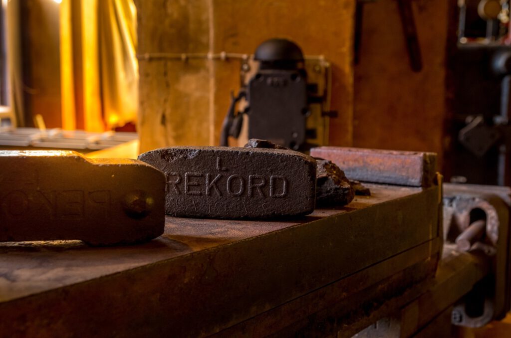 Briquette with imprint record