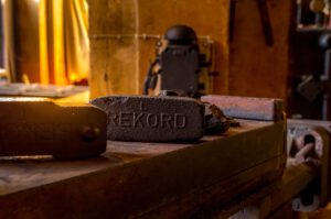 Briquette with imprint record