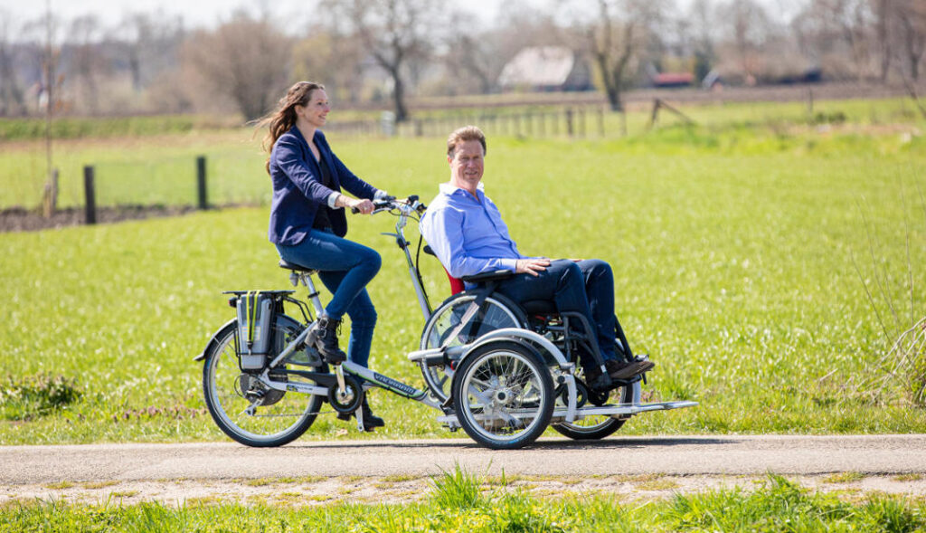 Rollstuhl-Rikscha im Englischen Garten in München