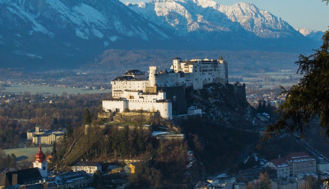 Salzburg Festung mit Bergen im Hintergrund