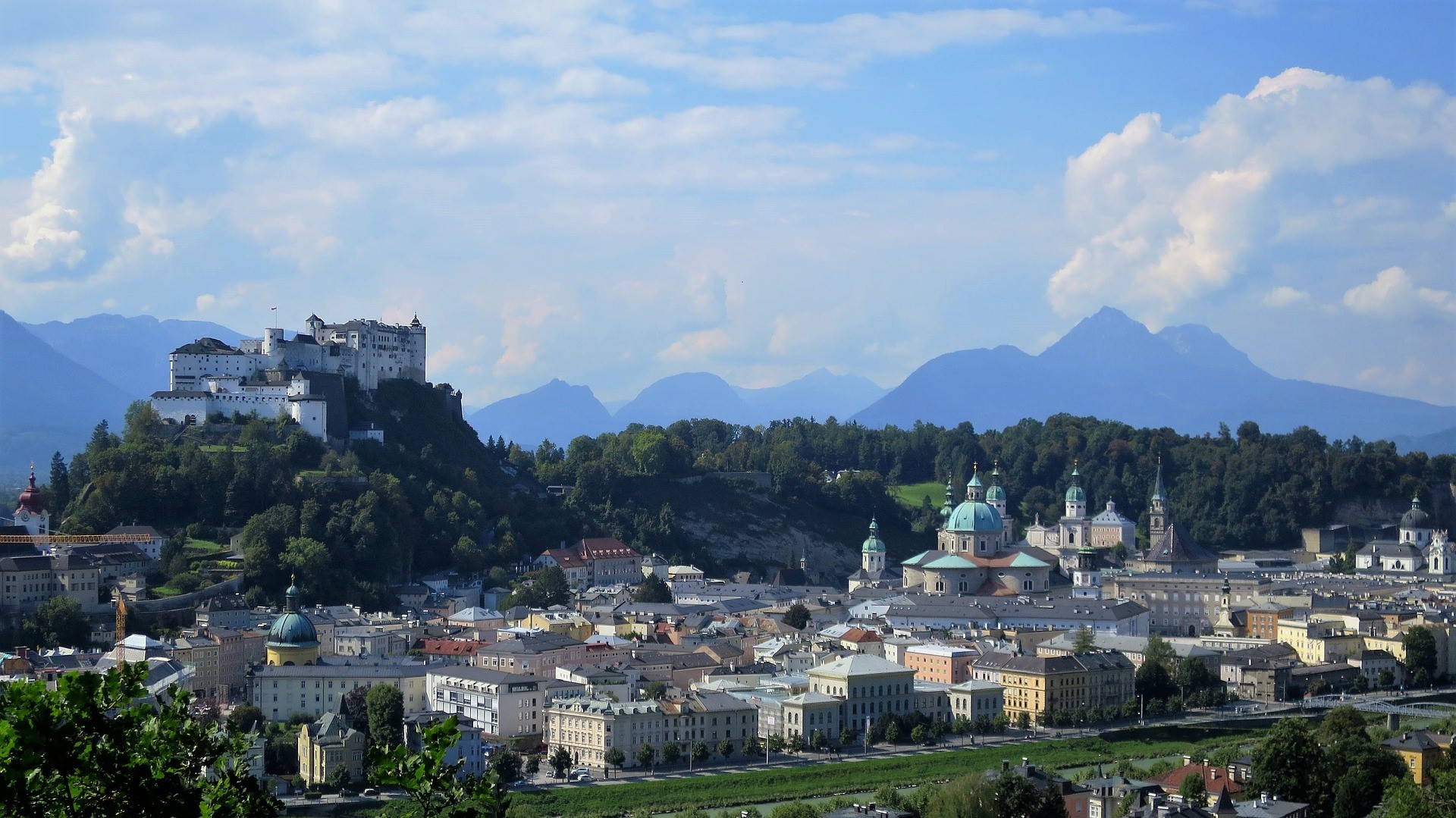 Salzburg mit Festung und Stadt im Vordergrun