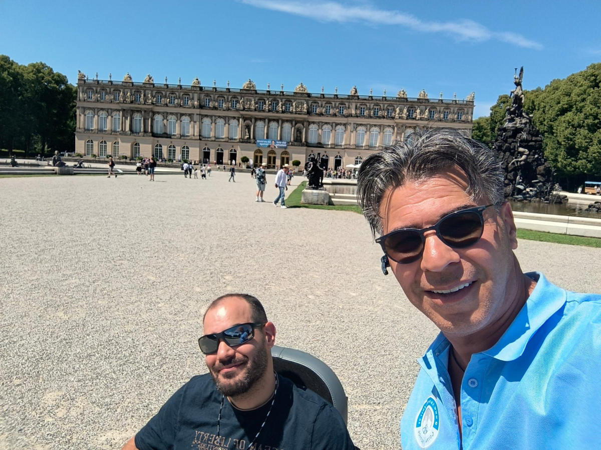 Ein königlicher und barrierefreier Tagesausflug: Mit Ersen und Musti zum Schloss Herrenchiemsee