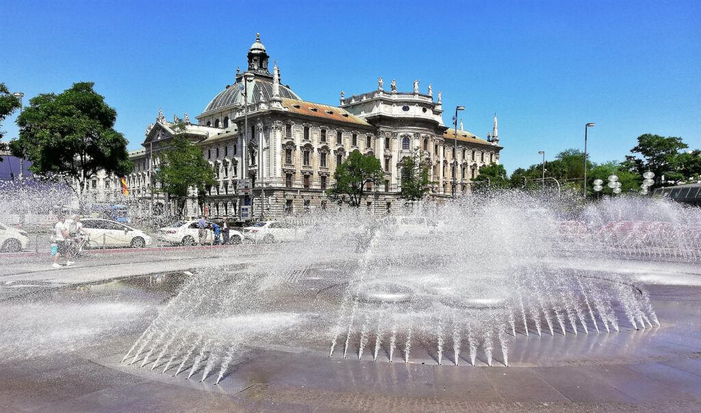 Stachus mit Justizpalast und Brunnen