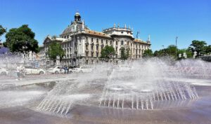 Stachus mit Justizpalast und Brunnen