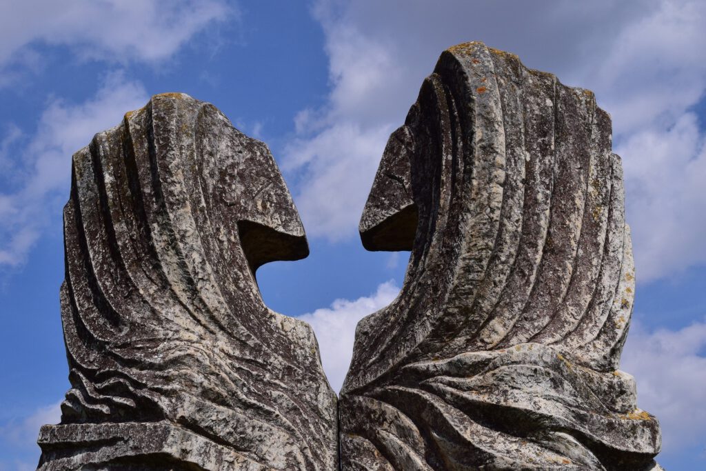 aus stein gemeißelte, tierähnliche Statuen
